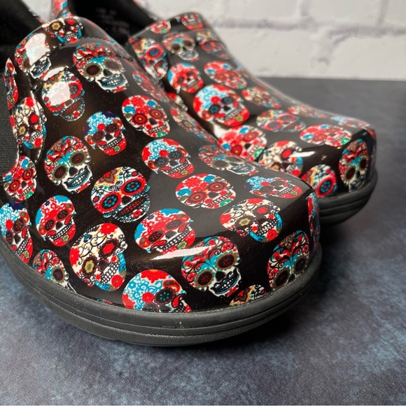 Easy Works by Easy Street Women's Leather Clogs Skull Pattern Size 10W - Picture 3 of 7